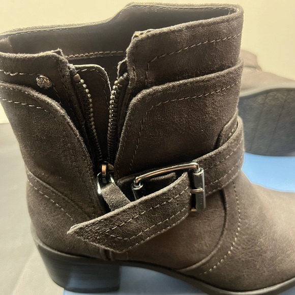 Simply Vera Wang - Size: 6.5 - Brand new in box - Picture 8 of 10